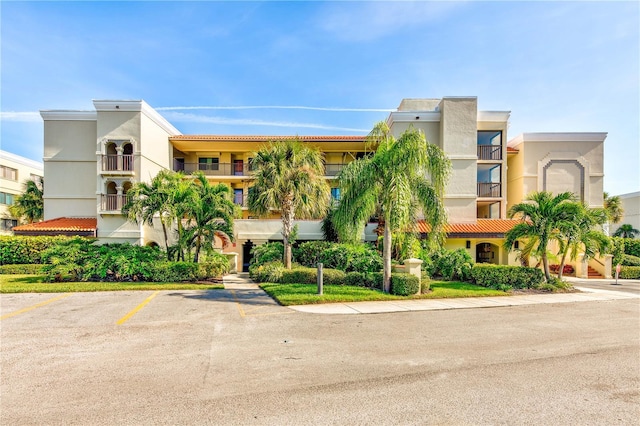 Listing photo 2 for 7434 Bayshore Dr Unit 404, Treasure Island FL 33706