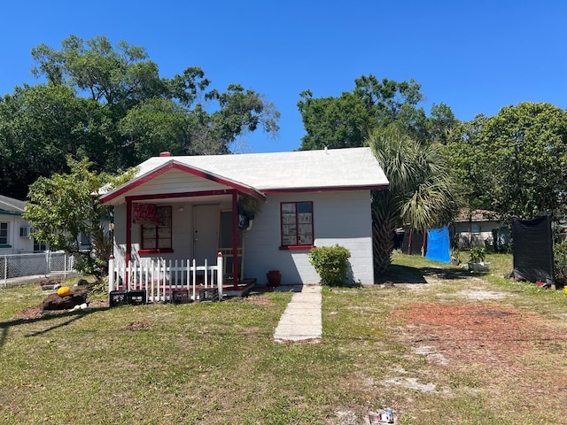 view of front of home featuring a front yard