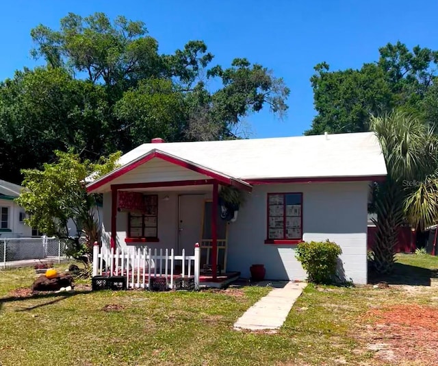 view of front of house featuring a front yard