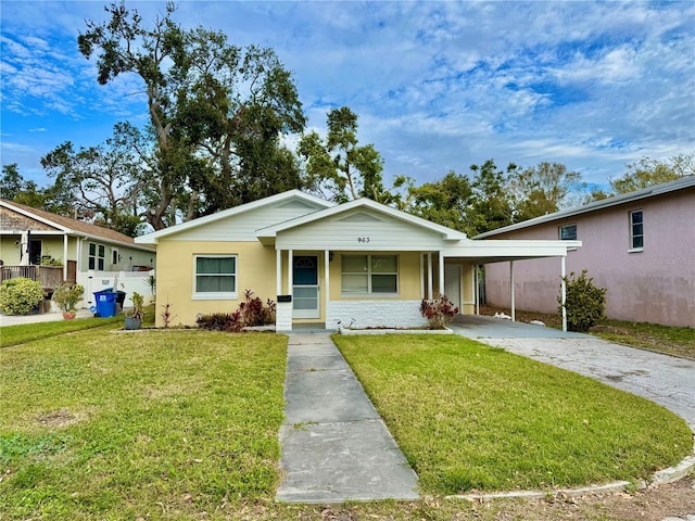 view of front of home featuring a carport, covered porch, and a front yard