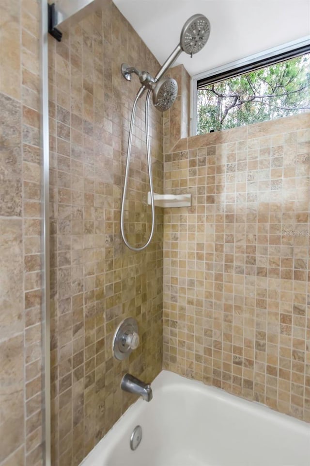 bathroom with tiled shower / bath