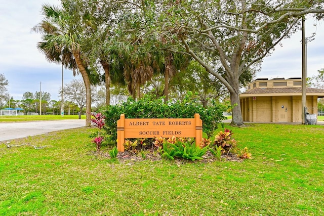 community sign with a lawn