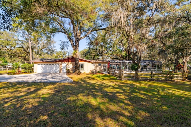 view of front facade featuring a garage and a front yard