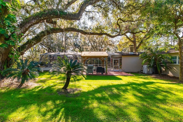 view of yard featuring a patio area