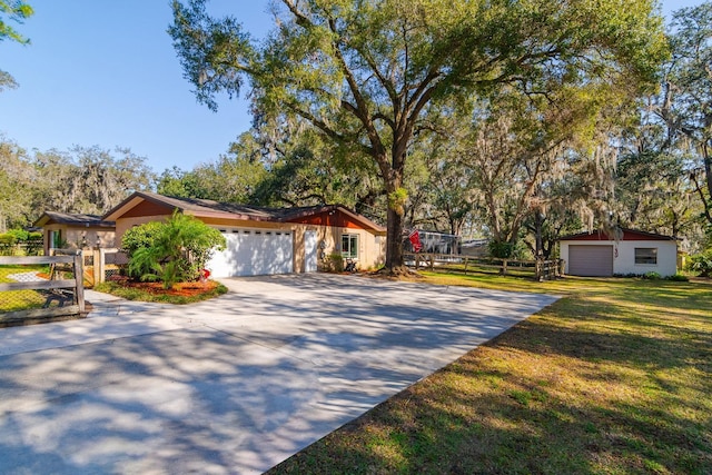 view of front of house featuring a garage and a front yard