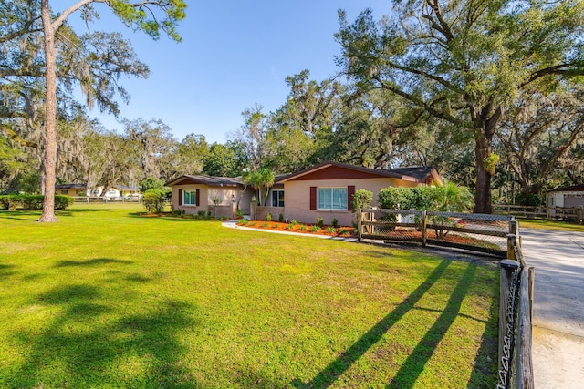 ranch-style house featuring a front yard