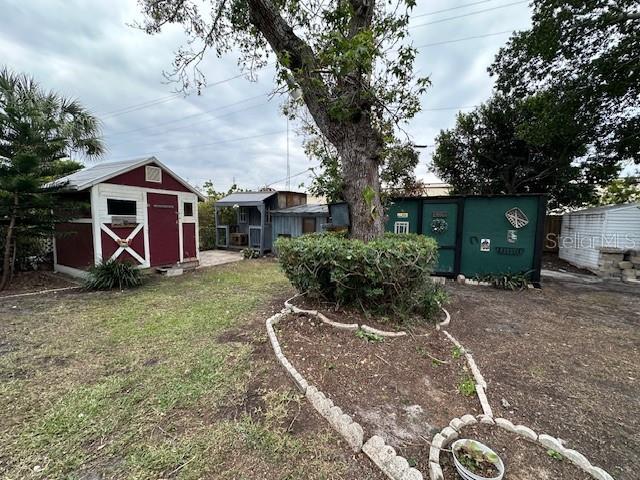 view of yard featuring a storage unit