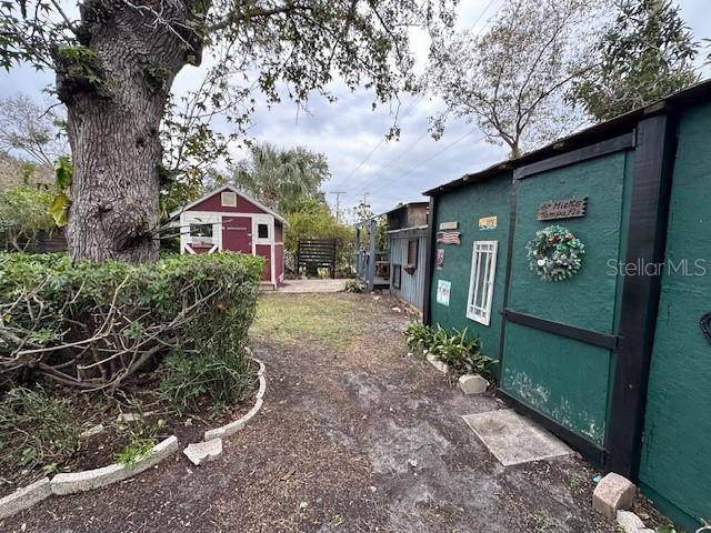 view of yard featuring a shed