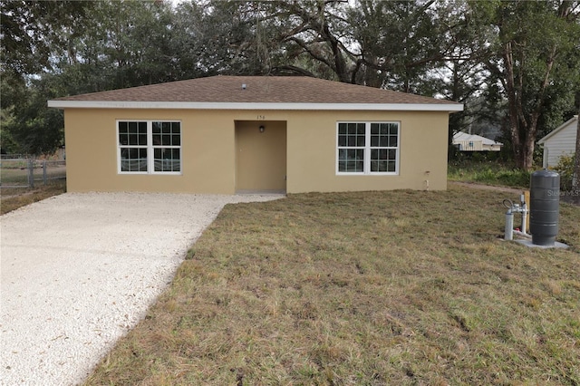 view of front facade featuring a front lawn