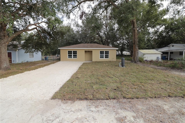 single story home featuring a front lawn