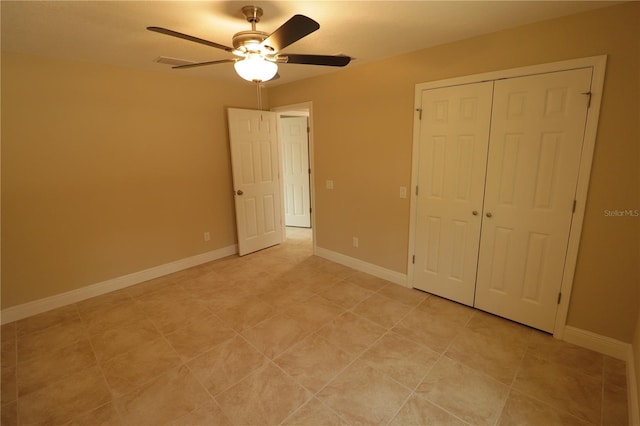 unfurnished bedroom with ceiling fan and a closet