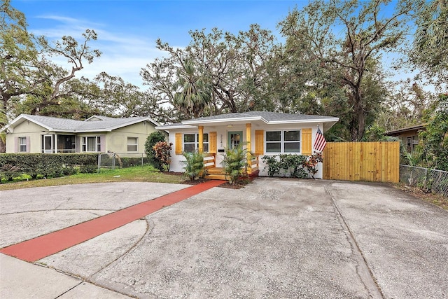 Listing photo 3 for 2242 22nd Ave S, Saint Petersburg FL 33712