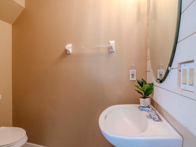 bathroom featuring toilet and sink