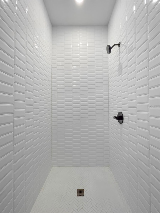 bathroom featuring a tile shower