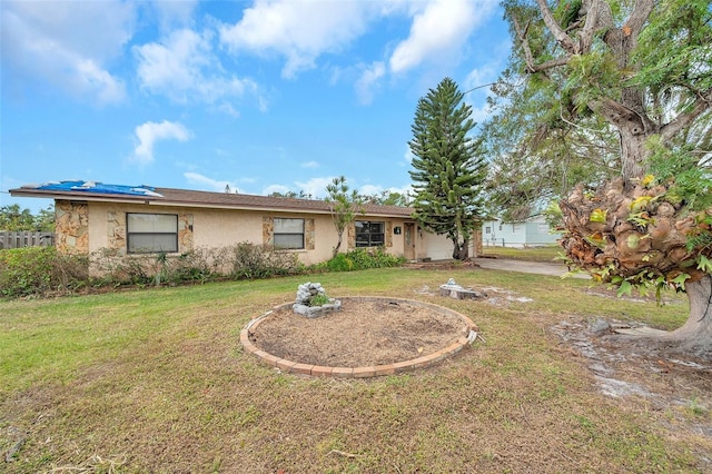 view of front of property featuring a front lawn