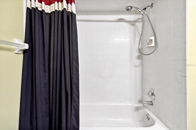 bathroom featuring shower / tub combo