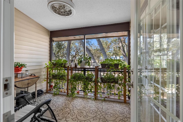 sunroom with vaulted ceiling