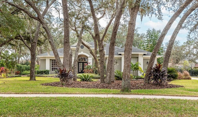 view of front of property featuring a front yard