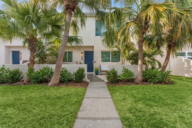 view of front of house featuring a front yard