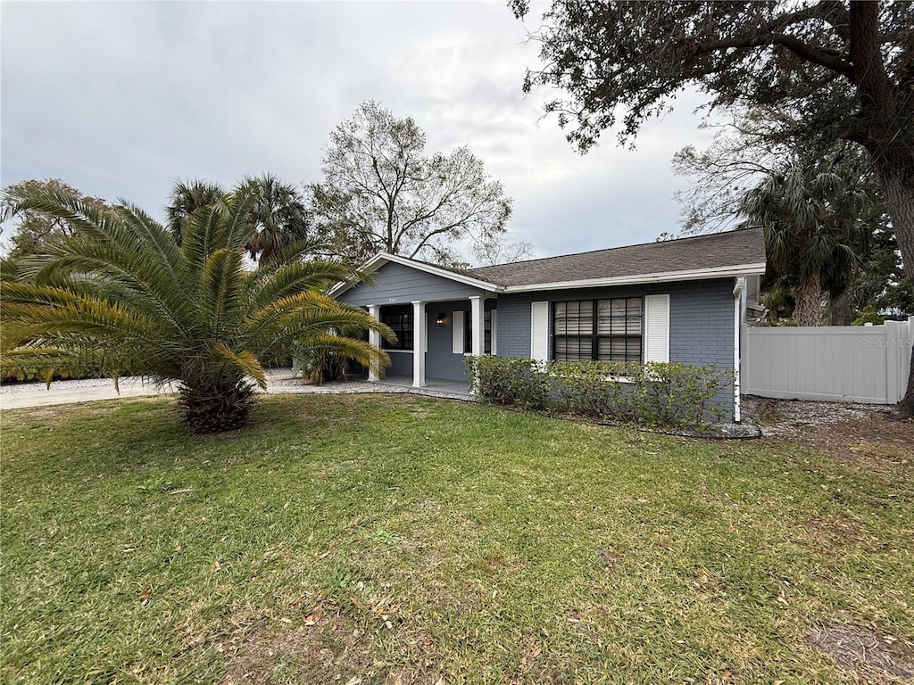 view of front facade featuring a front yard