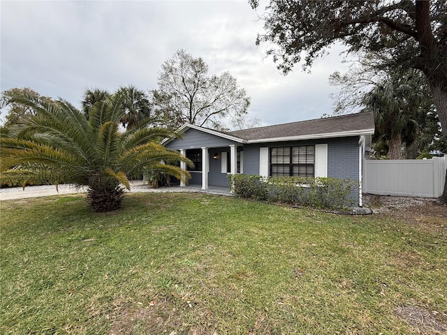 view of front facade featuring a front yard