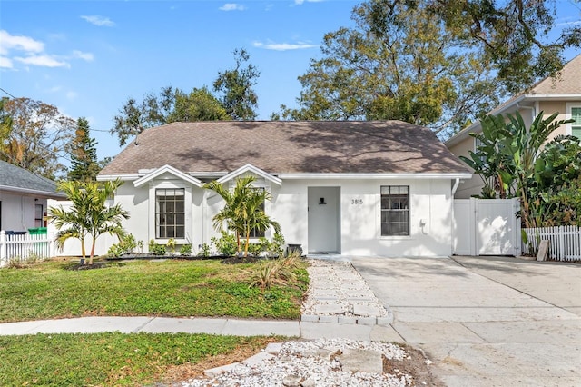 view of front of house featuring a front yard