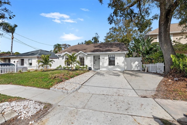 ranch-style house featuring a front yard