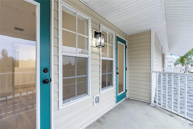 property entrance featuring a porch