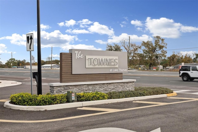 view of community / neighborhood sign