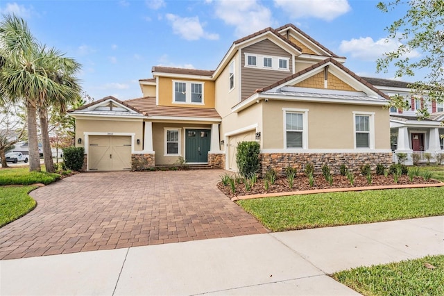 craftsman inspired home featuring a front yard