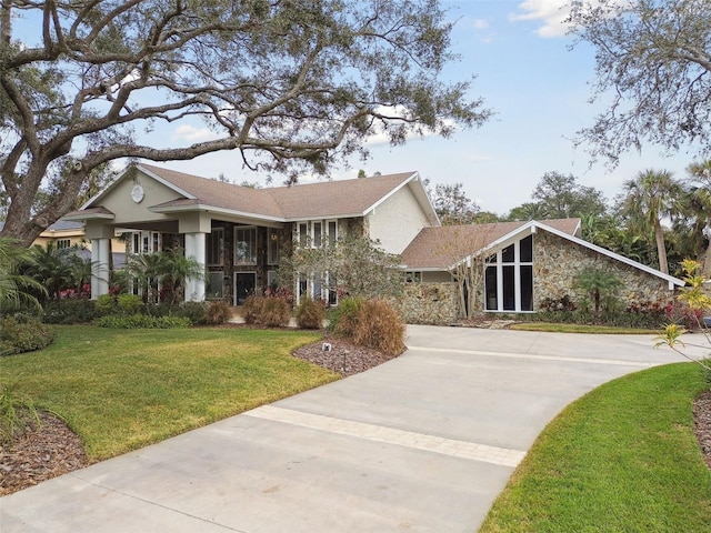 view of front of home featuring a front yard