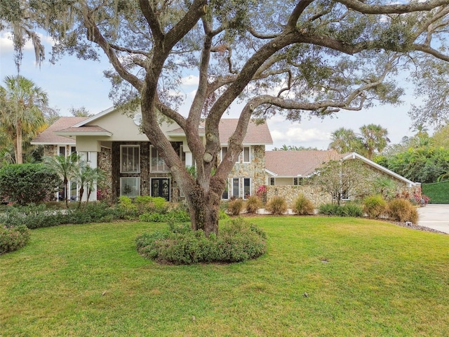 view of front facade with a front yard