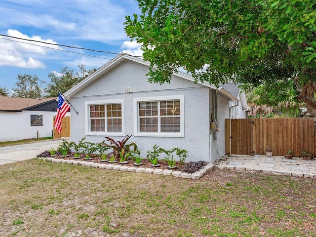 view of front facade featuring a front yard