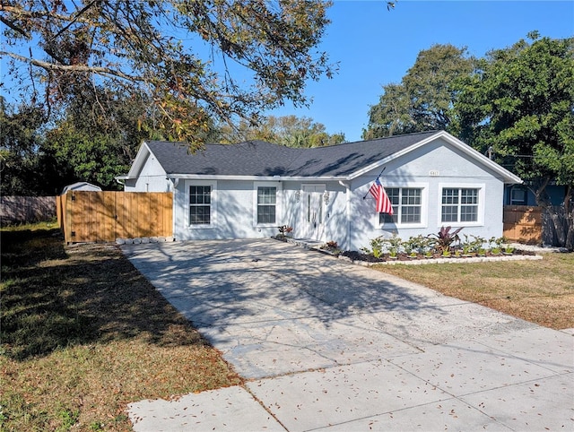 ranch-style home featuring a front lawn