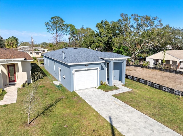 view of front of property featuring a front yard and a garage