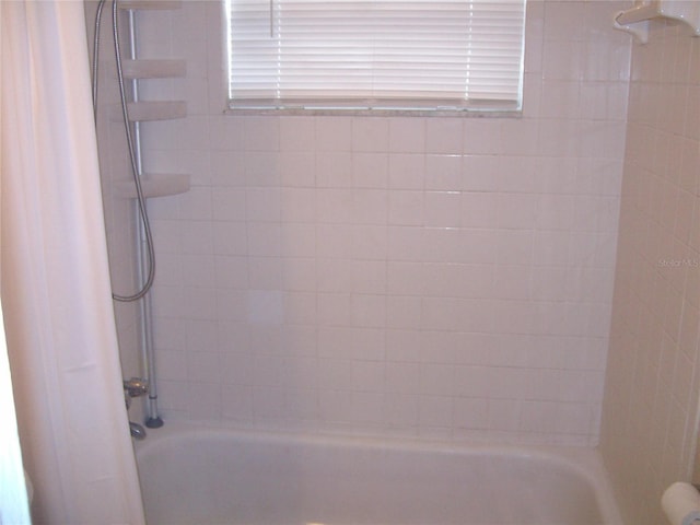 bathroom with tiled shower / bath