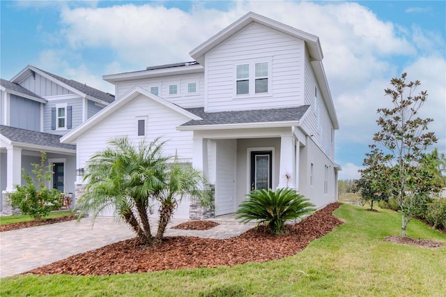 view of front facade featuring a front lawn