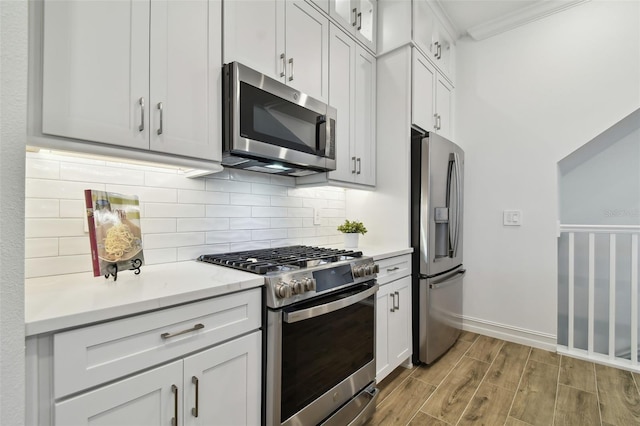 3027 Bermuda Sloop Cir, Ruskin, FL 33570 - kitchen with stainless steel appliances, light wood-style flooring, light countertops, backsplash, and ornamental molding