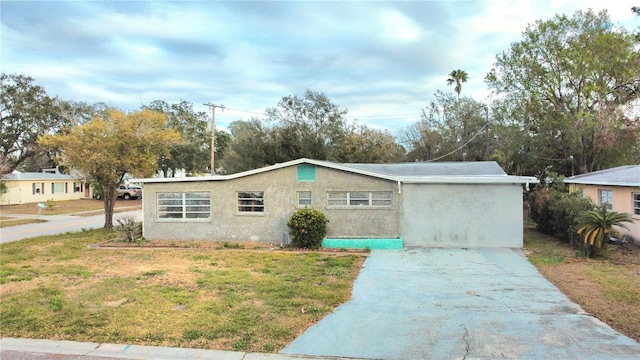 ranch-style home featuring a front lawn