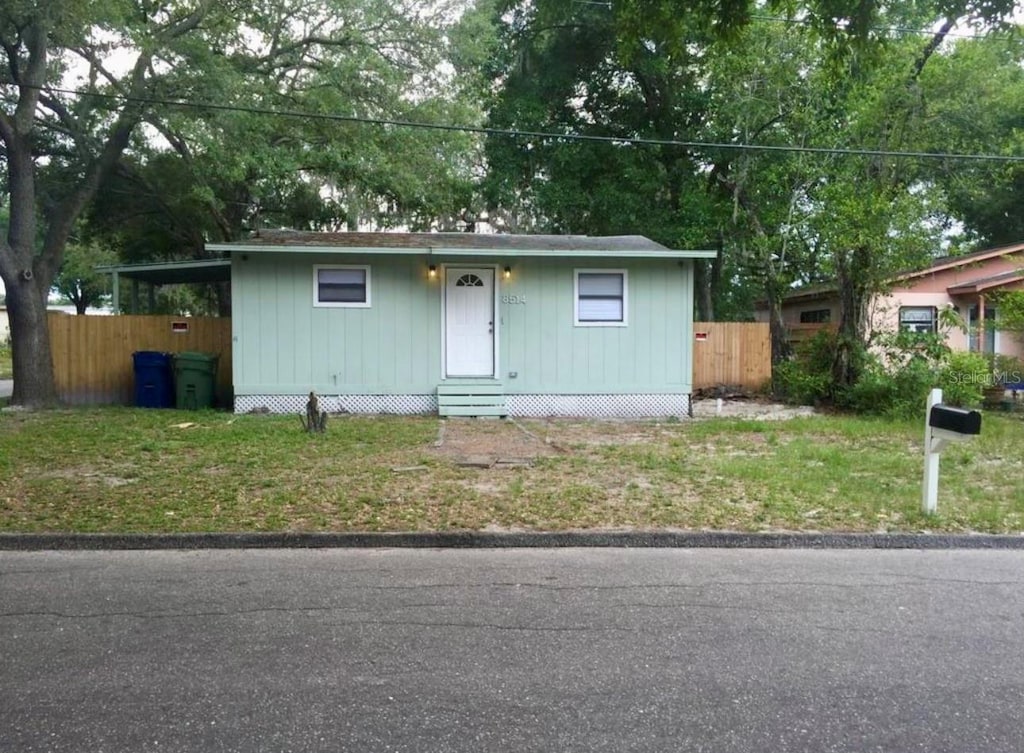 view of front of house featuring a front lawn