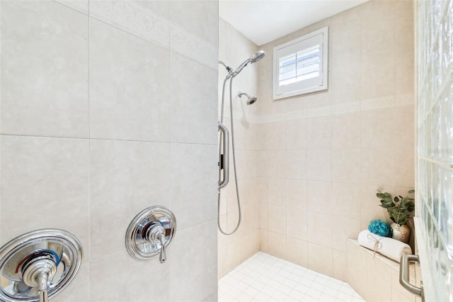 bathroom featuring a tile shower