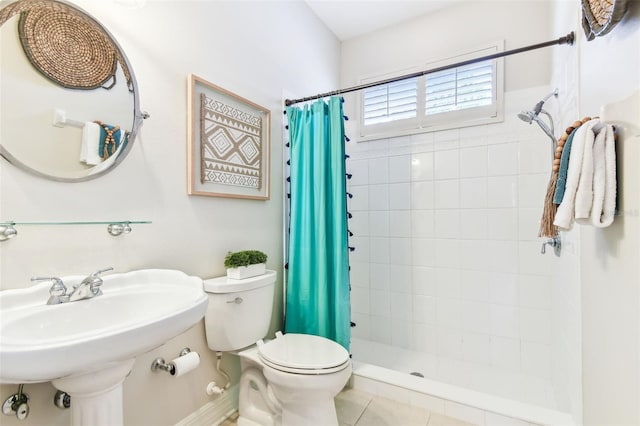 bathroom with toilet and a tile shower