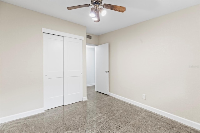 unfurnished bedroom featuring ceiling fan and a closet