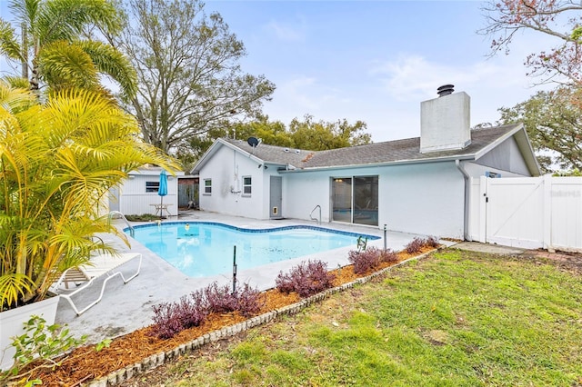 view of swimming pool with a patio and a lawn