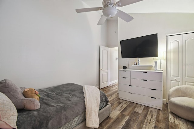 bedroom with ceiling fan, dark hardwood / wood-style floors, a closet, and vaulted ceiling