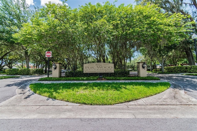 community sign with a yard