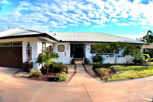 view of front facade featuring a garage