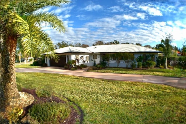 single story home featuring a front yard