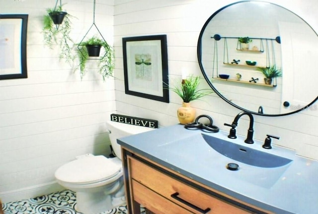 225 Temple Cir, Eustis, FL 32726 - half bathroom featuring toilet, vanity, backsplash, and tile walls