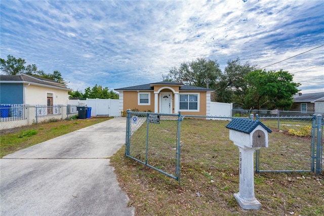 view of front of property featuring a front lawn